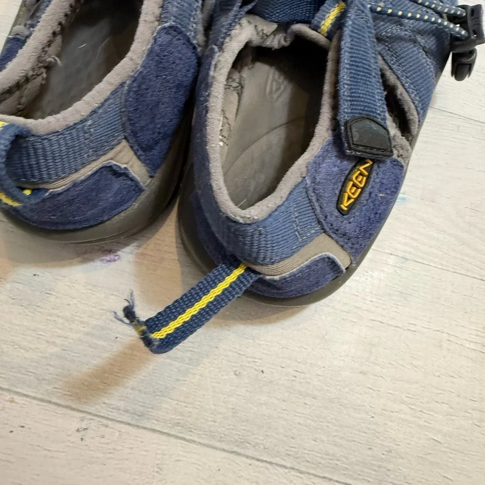 Keen kids Newport‎ hiking shoes sandals blue big kids size 2